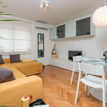 Apartament Black Queen Pula